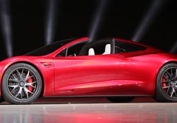 Самый знаменитый долгострой Tesla: компания удалила информацию о ценах на новый Roadster