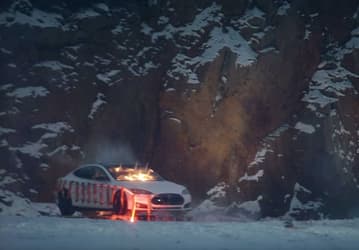 Недовольный владелец Tesla Model S взорвал свой автомобиль с манекеном Илона Маска внутри