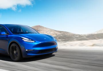 Владелец уничтоженной Tesla Model Y утверждает, что автомобиль сам ускорился и не реагировал на педаль тормоза