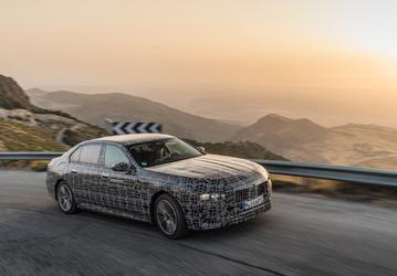 660 л.с. и 700 км без подзарядки. Электрический BMW i7 проходит испытания в жарких странах