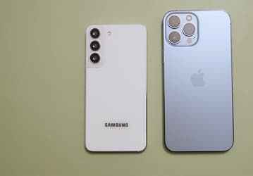 «Не включайте экран Galaxy S22. iPhone 13 Pro Max позорно проиграет», — iPhone 13 Pro Max сравнили с крошечным Samsung Galaxy S22