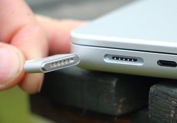 У некоторых новых MacBook Pro 16 сбоит MagSafe. Ноутбуки попросту не заряжаются в выключенном состоянии