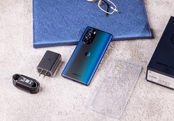 144 Гц, 60 и 50 Мп, Snapdragon 8 Gen 1, 5000 мА•ч, 68 Вт и Android 12 — за 470 долларов. Moto Edge X30 поступил в продажу
