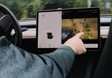 Американский регулятор недоволен тем, что Tesla позволяет играть водителям во встроенные в машину игры во время движения