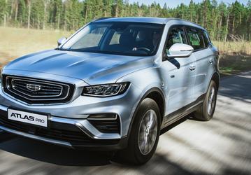 Популярный кроссовер Geely в России оставили без турбомотора и «командирской кнопки»
