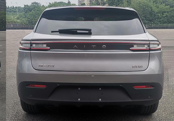 1000 км без подзарядки, разгон 0 до 100 км/ч за 4 с и Huawei HarmonyOS. Гибридный кроссовер Aito M5 показали на живых фото