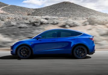 Tesla Model Y внезапно ускорилась, пробила ограждение моста и упала в реку. Опубликовано видео ДТП