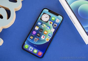 Прошлогодний флагман iPhone 12 рекордно подешевел в России