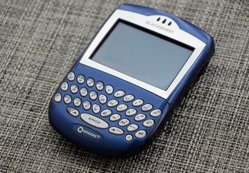 Классические смартфоны BlackBerry постепенно превратятся в «кирпичи». Компания прекращает поддержку старых ОС