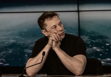 Илон Маск взбудоражил общественность, даже не упомянув криптовалюту. В этот раз он предложил пораньше отправлять политиков на пенсию