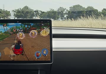 Tesla вынудили выпустить обновление, которое отключает давно доступную функцию. Теперь играть в движении не получится 