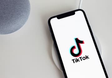 Убийства, каннибализм и детская порнография. Модераторы TikTok подали на компанию коллективный иск из-за условий работы