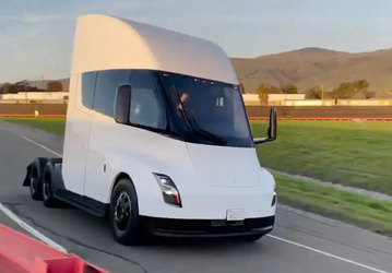 Tesla впервые продемонстрировала электрогрузовик Tesla Semi в движении