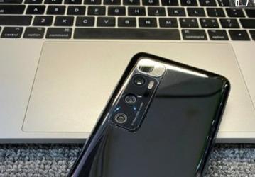 Улучшенный Xiaomi Mi 10 оказался похож на Mi 10 Ultra. Опубликована первая живая фотография новинки