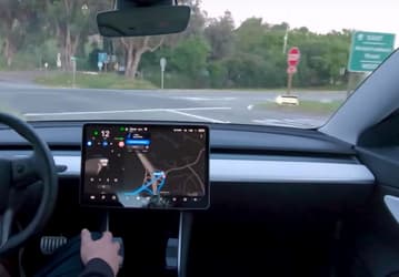 Tesla отлучила от автопилота водителей, которые плохо следили за дорогой. Но при этом программа Full Self-Driving расширилась вдвое