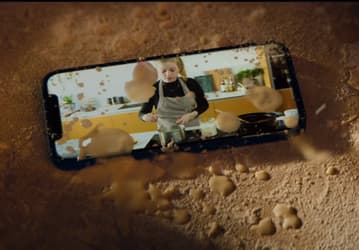 «Расслабьтесь, это iPhone» — Apple выдает iPhone 12 за неубиваемый смартфон