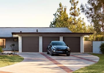 Tesla резко повышает цены на солнечные крыши