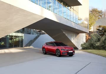 Электрический Kia EV6 стал самым быстрым автомобилем марки. Он разгоняется до 100 км/ч за 3,5 с