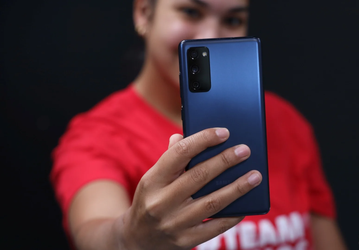 Недорогой флагман Samsung Galaxy S20 FE получил большое обновление, улучшающее камеру 