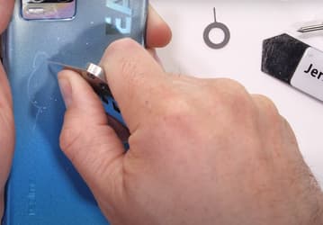 Вы удивитесь, насколько прочным может быть пластиковый смартфон. Realme 8 Pro оказался прочнее металлического Asus ROG Phone 5 в тесте JerryRigEverything
