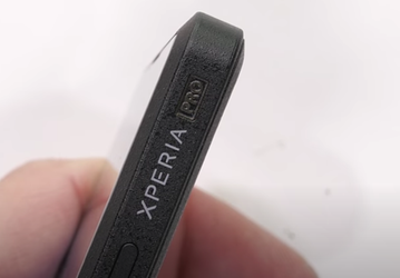 Странный смартфон Sony Xperia Pro за 2500 долларов попытались согнуть и поцарапать. Он прошёл тесты блогера JerryRigEverything 