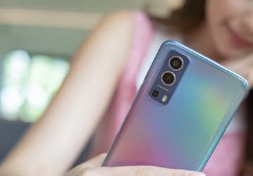 Будьте внимательны, у Vivo Y72 5G нет перископной камеры, хотя из-за дизайна может показаться, что она присутствует. Смартфон готовится к анонсу