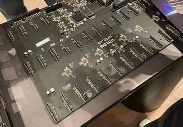Представлена идеальная материнская плата для майнинга при помощи SSD и HDD. У нее 32 порта SATA