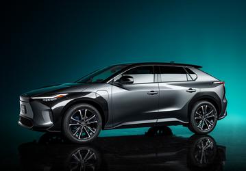 Представлен электромобиль Toyota bZ4X со штурвалом, большим экраном и беспроводной зарядкой для смартфона