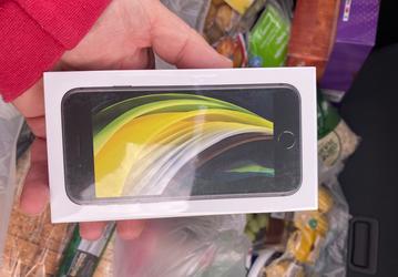 Мужчина заказал в магазине яблоки и получил в подарок Apple iPhone SE