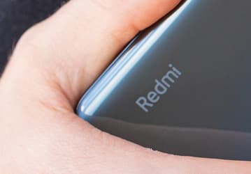 Поразивший главу Redmi смартфон оснащён 144-герцевым экраном Samsung AMOLED E4 и боковыми кнопками