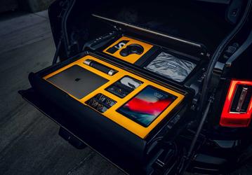 В самый дорогой кроссовер в мире — Rolls-Royce Cullinan — добавили бар, полевой офис с электроникой и выдвижные стулья 