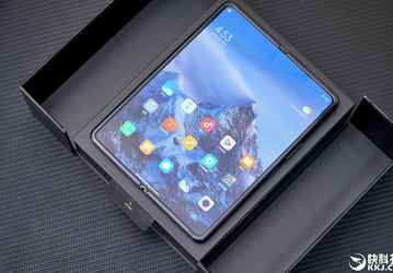 Xiaomi Mix Fold достали из коробки и показали со всех сторон 