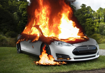 Tesla попала в ДТП и сгорела вместе с водителем