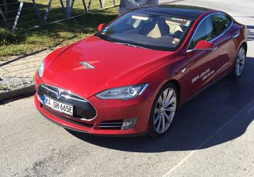 Электромобили Tesla доказывают свою надёжность. В Германии Tesla Model S уже проехал 1,3 миллиона километров и не думает останавливаться