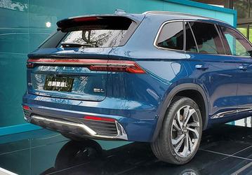 Представлен большой кроссовер с двигателями Volvo, тремя дисплеями и автоматической системой парковки