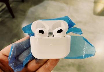Первое живое фото Apple AirPods 3 