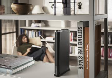 Беспроводная полочная колонка Bang & Olufsen Beosound Emerge похожа на книгу