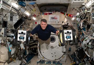Астронавт сравнил космические корабли «Союз», SpaceX Crew Dragon и Space Shuttle. Оказалось, «Союз» – самый плавный