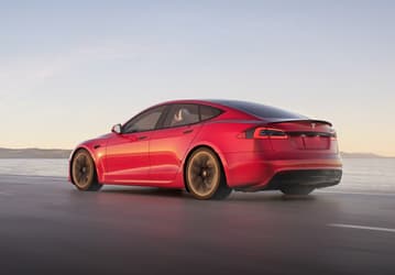 Электромобиль Tesla, «похожий на космический корабль», ненадолго отложен