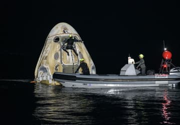 Космический корабль Crew Dragon успешно вернулся на Землю, и это стало первым за полстолетия ночным приводнением американского экипажа