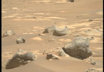 Песок и сине-зелёные камни. NASA опубликовало новую серию снимков марсианской пустыни