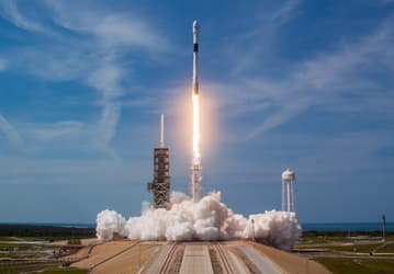 SpaceX вошла в историю: компания в десятый раз запустила и посадила одну и ту же первую ступень ракеты Falcon 9
