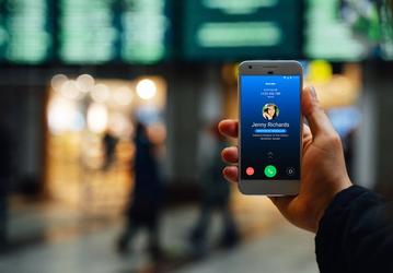 Google принесла на главную «звонилку» Android базовую функцию определения звонящего