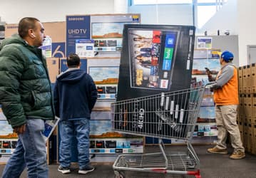 Из-за дефицита чипов телевизоры с большими экранами подорожали на 30%