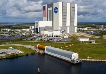 Фотогалерея дня: сверхтяжёлая ракета NASA прибыла во Флориду для лунной миссии «Артемида-1» 