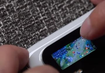 Удобно ли играть на смартфоне с экраном диагональю 1,1 дюйма? Пример Xiaomi Mi 11 Ultra показывает, что мини-дисплей вполне подходит для игр
