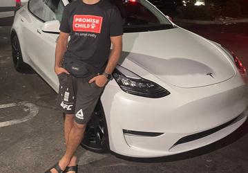 Илон Маск прислал машину Tesla бойцу UFC сразу же после полученного вызова на бой