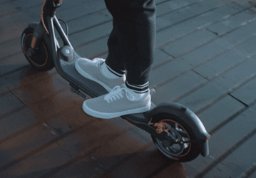 Представлен электросамокат Segway-Ninebot с запасом хода 40 км, скоростью до 30 км/ч и круиз-контролем