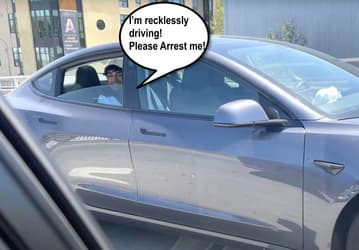 Водитель на заднем сиденье Tesla Model 3 пугает соседей по дороге