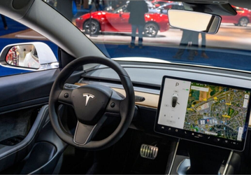 Обновление активирует камеру в салоне Tesla для наблюдения за водителем